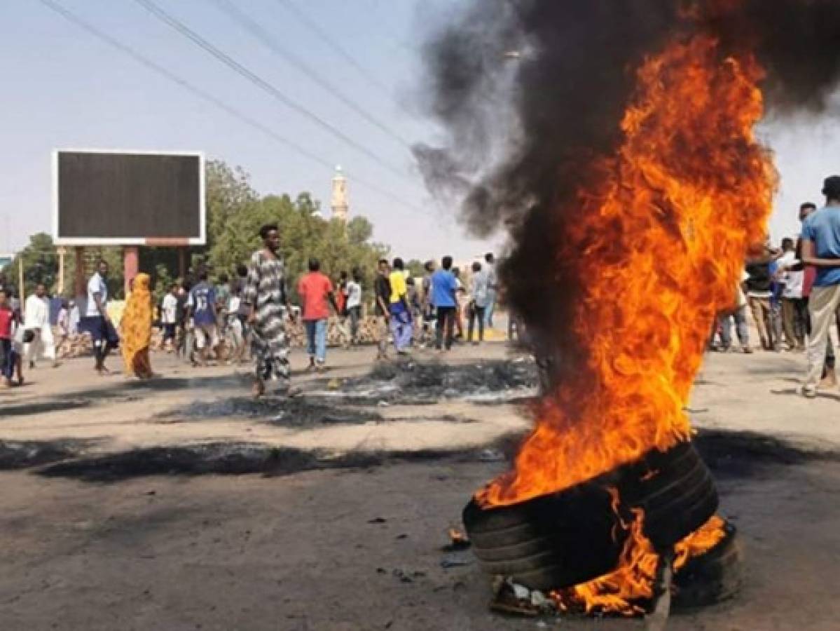 Continúan protestas en Sudán en desafío de la represión militar  
