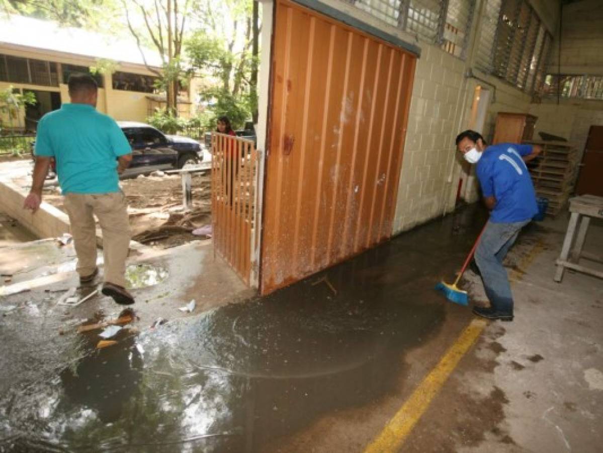 Aguas negras en el Instituto Técnico Honduras afectan a los estudiantes en la capital