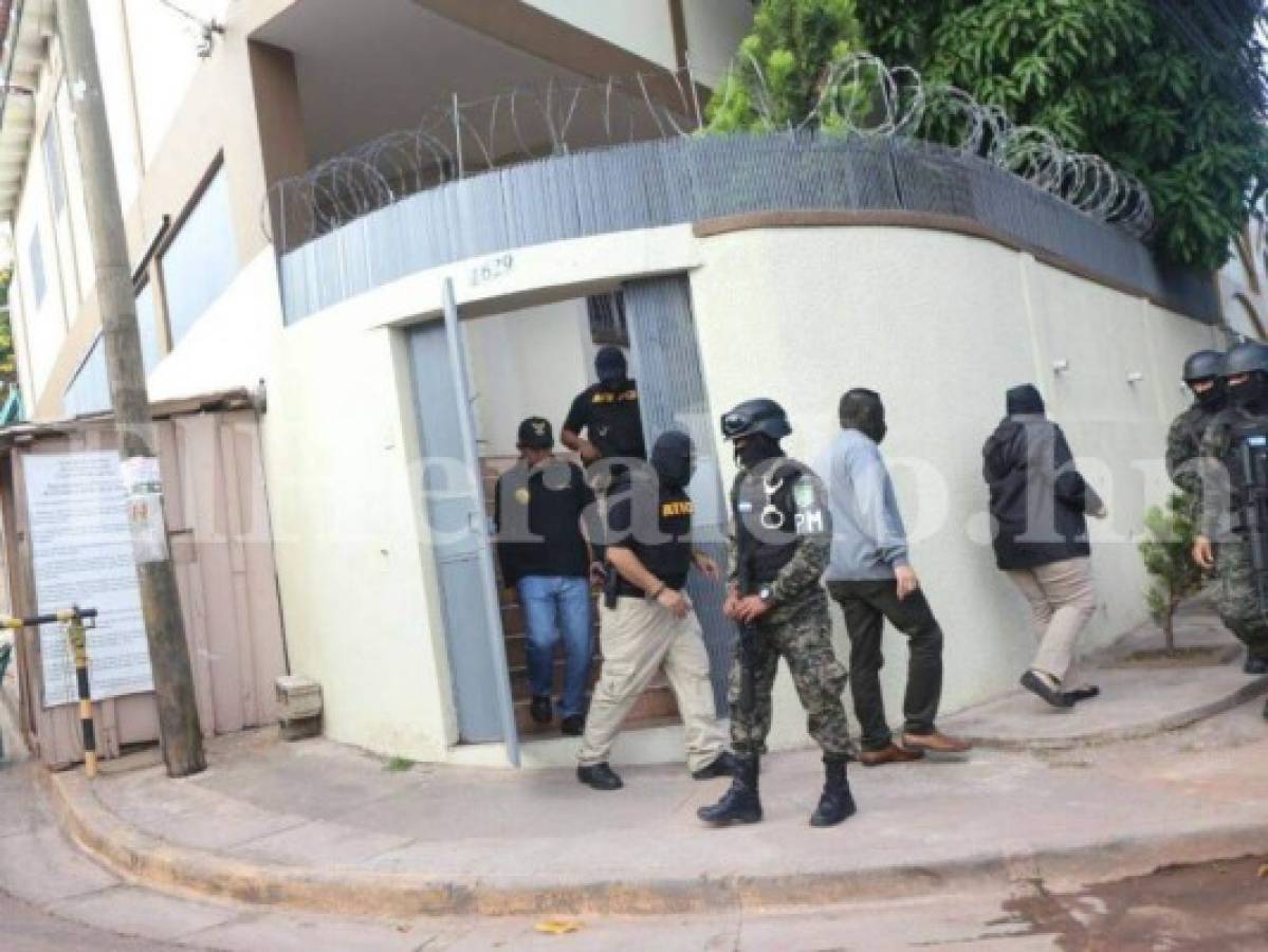 Agentes de la Policía Militar y de la Atic intervienen vivienda en Miraflores. Fotos: Alex Pérez. EL HERALDO....