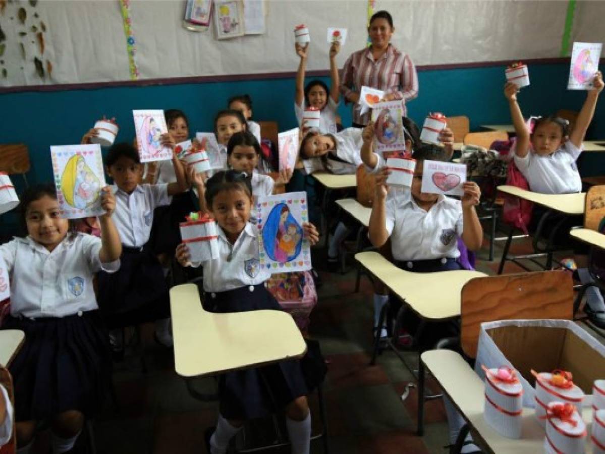 Con poesías, bailes y tarjetas los niños celebran el Día de la Madre en la capital