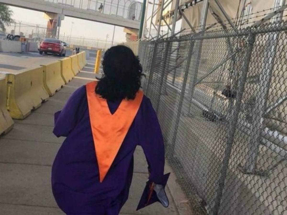 Joven migrante corre hasta la frontera el día de su graduación para abrazar a su padre deportado 