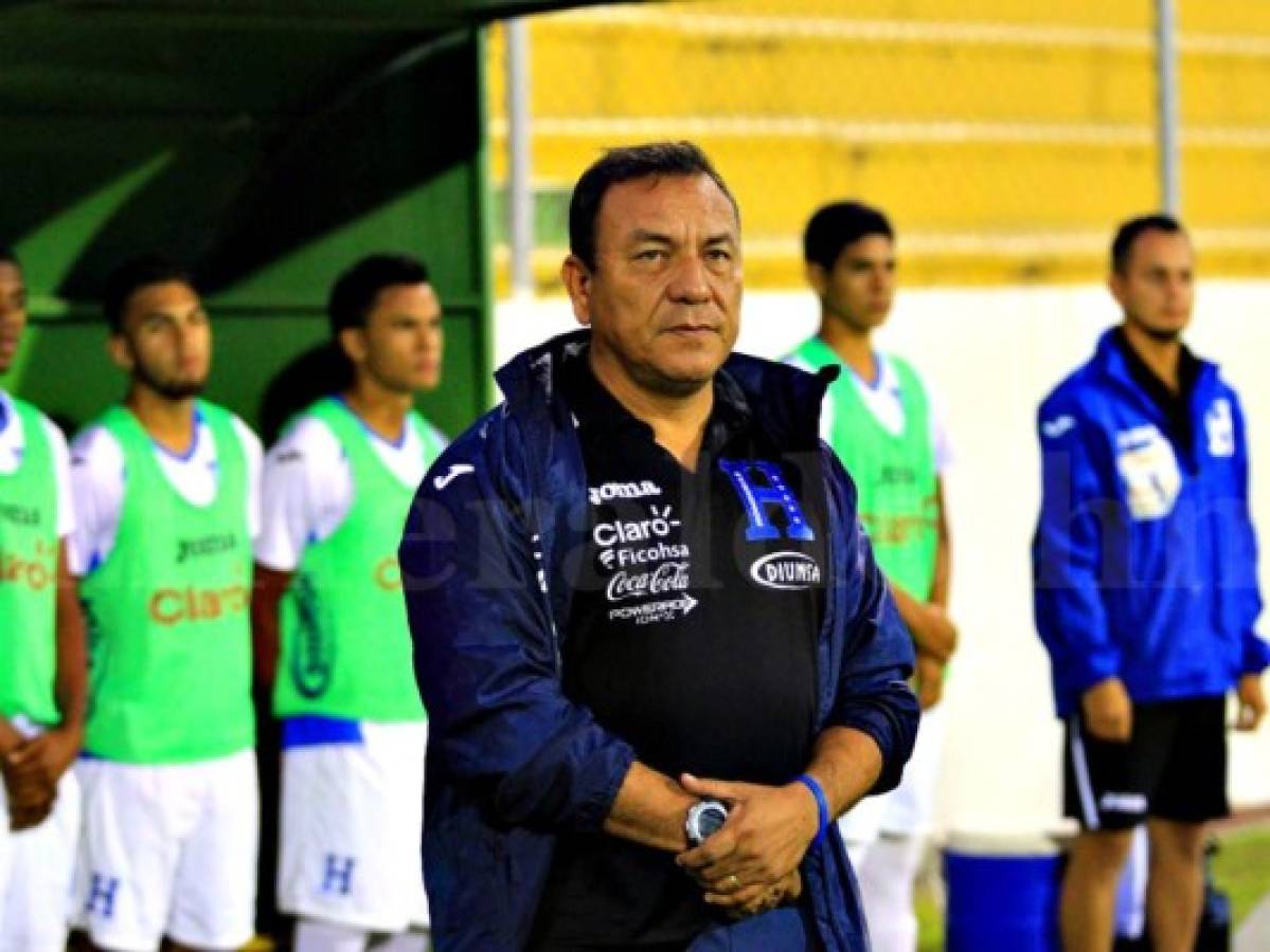 Carlos Ramón Tábora, entrenador del equipo hondureño durante un amistoso en Comayagua ante Costa Rica previo al Premundial de Concacaf. Foto: Ronal Aceituno / Grupo Opsa.