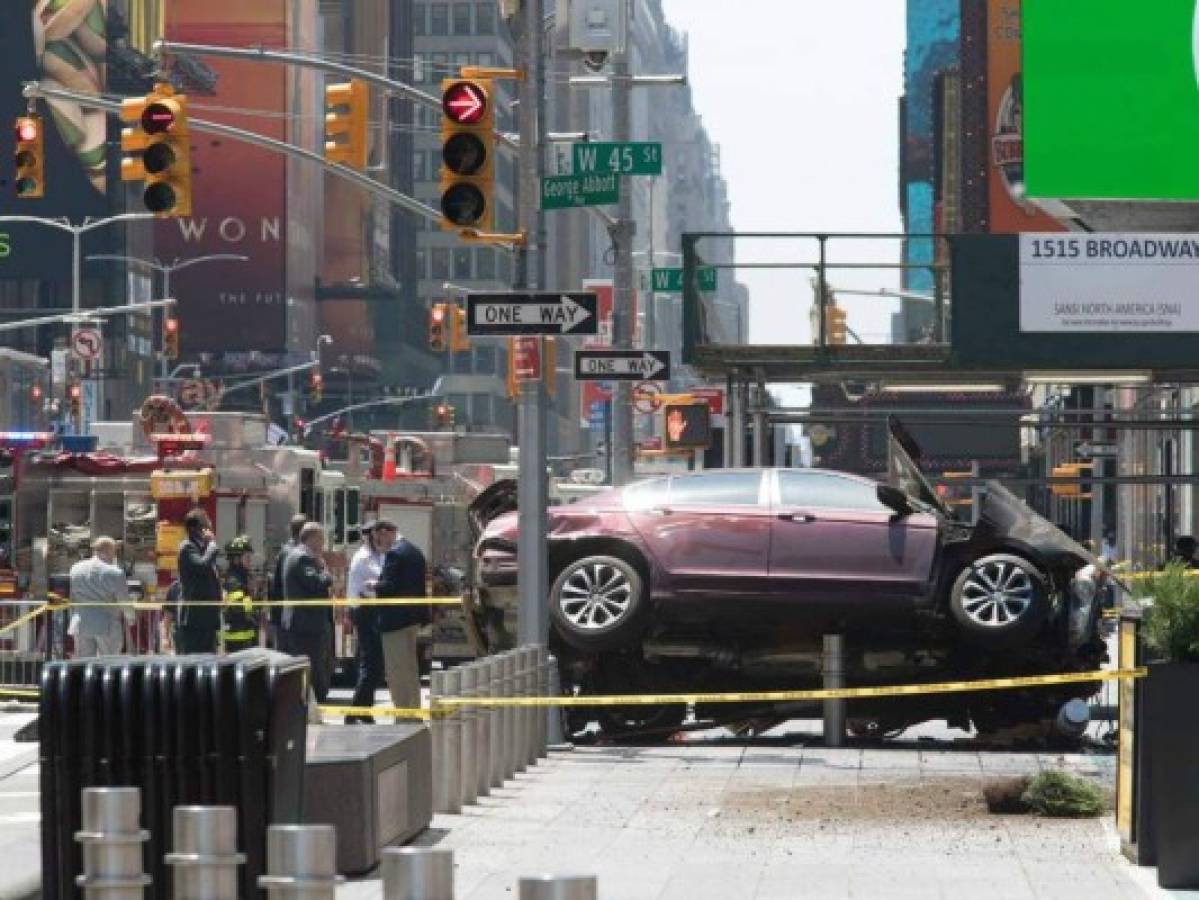 Video muestra el momento que un vehículo embistió a una multitud en Times Square