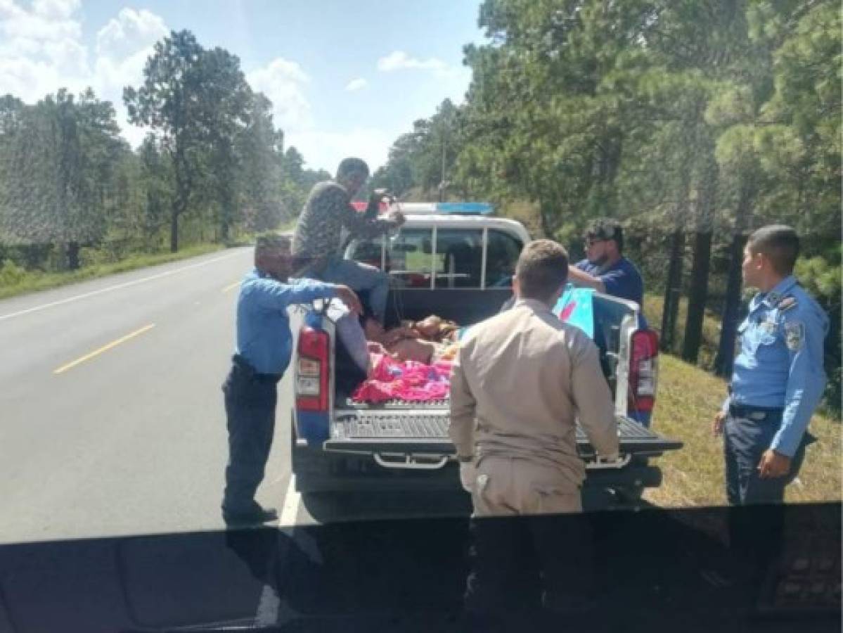 Momento en que los heridos eran auxiliados por agentes de la Policía Nacional en la carretera, antes de llegar al Hospital Escuela.