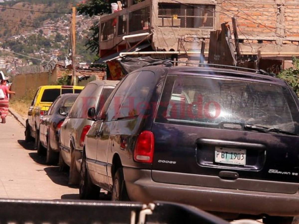 Invadida de carros está la calle principal del barrio Los Profesores de Tegucigalpa