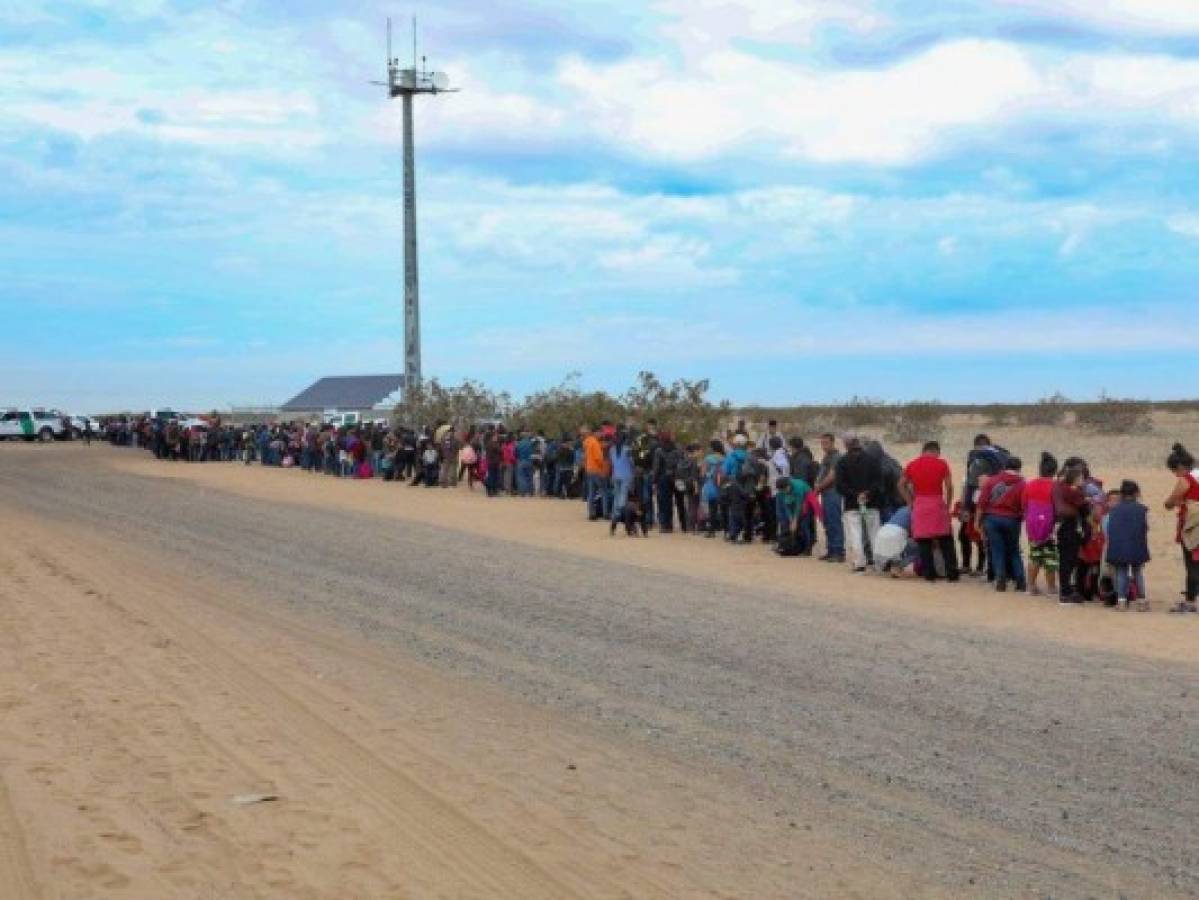 Una caravana de casi 400 inmigrantes centroamericanos logra entrar a Estados Unidos