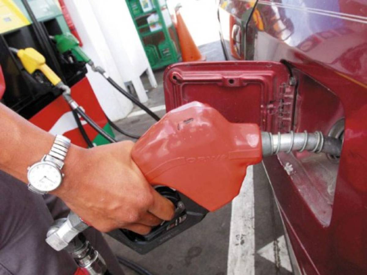 Hondureños reciben 2017 con trancazo en el precio de los combustibles