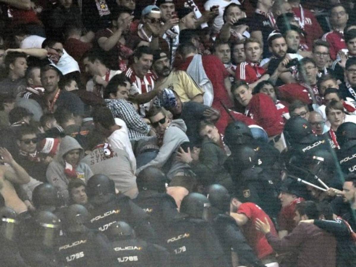 Aficionados del Bayern arman disturbios con la policía de Madrid en el Bernabéu