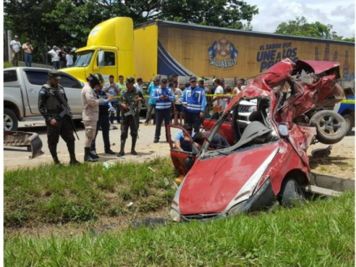 Colisión entre dos vehículos acaba con la vida de tres personas en Olancho