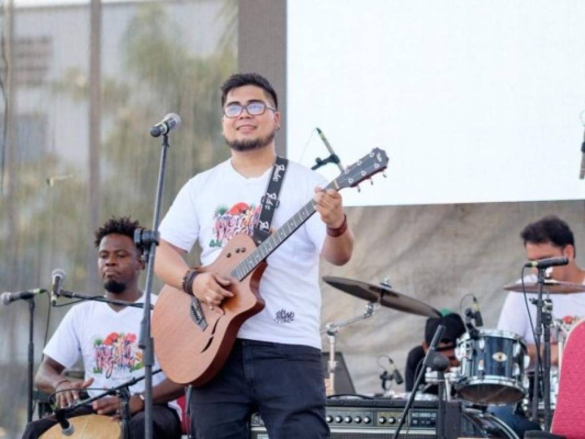 Manu Martínez, el hondureño finalista en concurso musical que necesita tu voto
