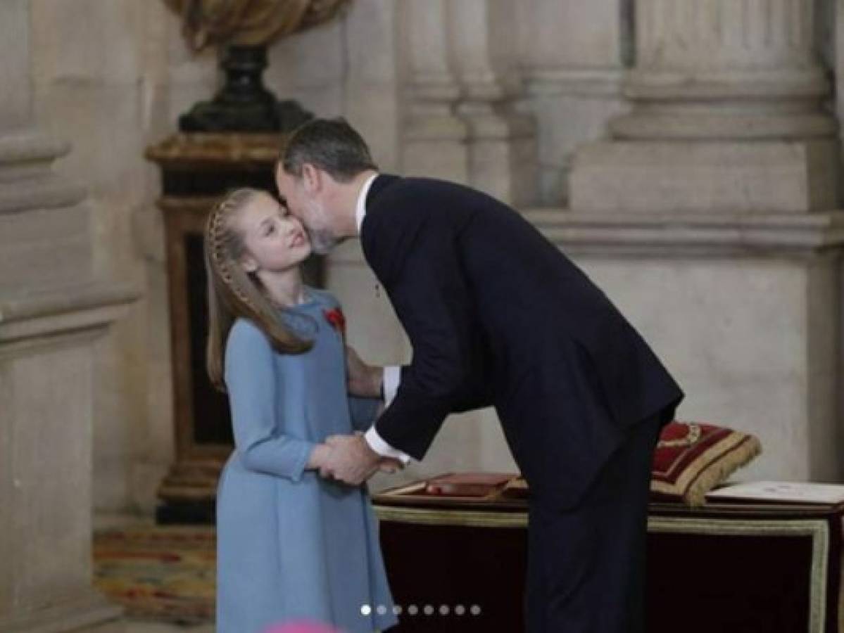El rey Felipe de España celebra sus 50 años condecorando a su hija y heredera