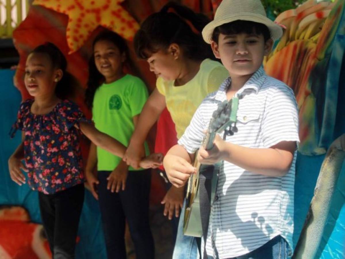 La música y el ambiente que contagian la alegría de vivir cerca del mar no pudieron faltar durante la entrega. Este pequeñín interpretó un momento artístico durante la entrega.Foto: Alex Pérez