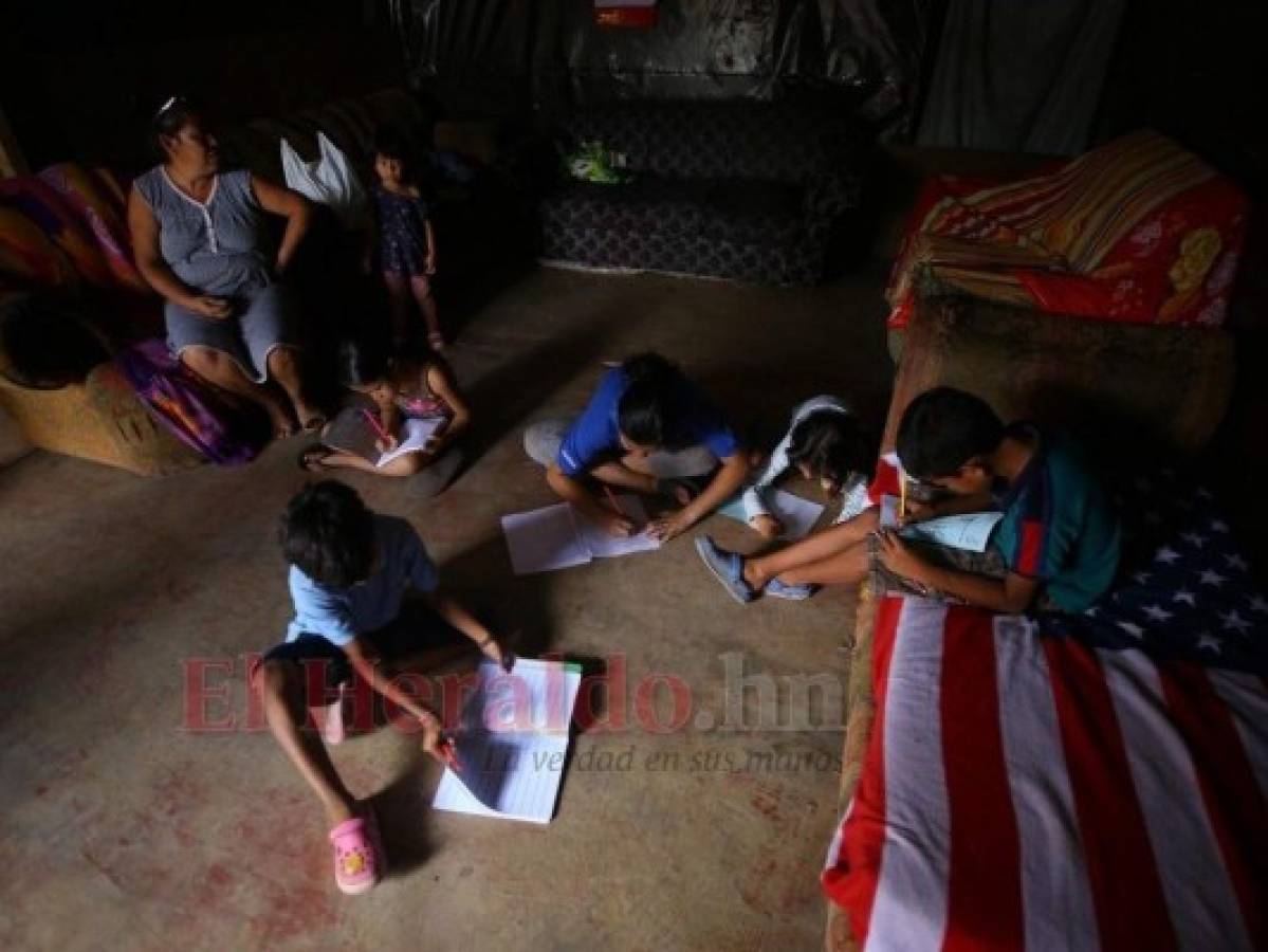 Estudiantes a punto de perder el año por no asistir a clases en línea por falta de recursos