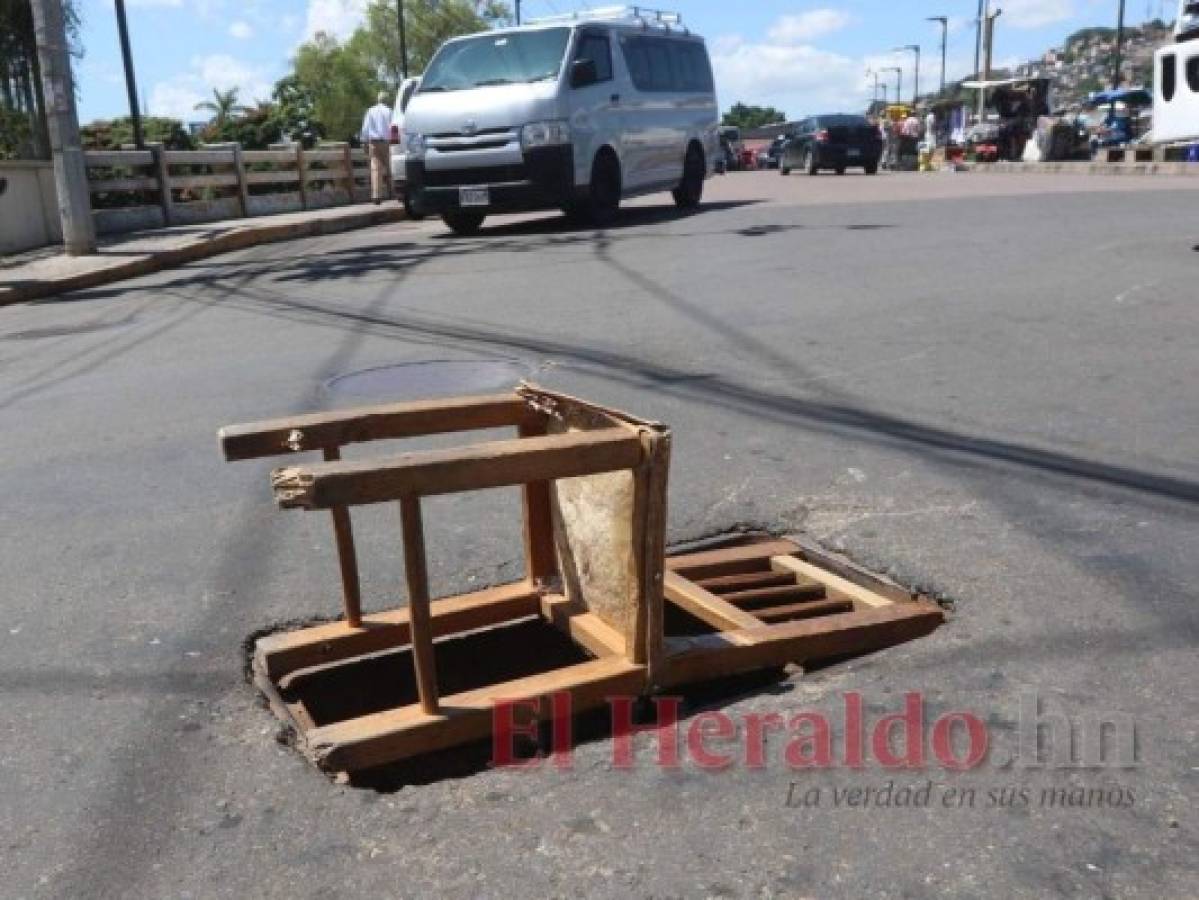 Una silla se convirtió en tapadera de alcantarilla en la cuarta avenida. Foto: Alex Pérez/El Heraldo