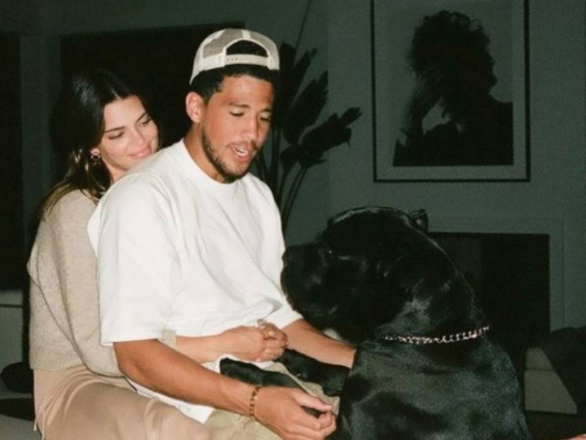 Con tiernas fotos Kendall Jenner celebra aniversario de novios con Devin Booker