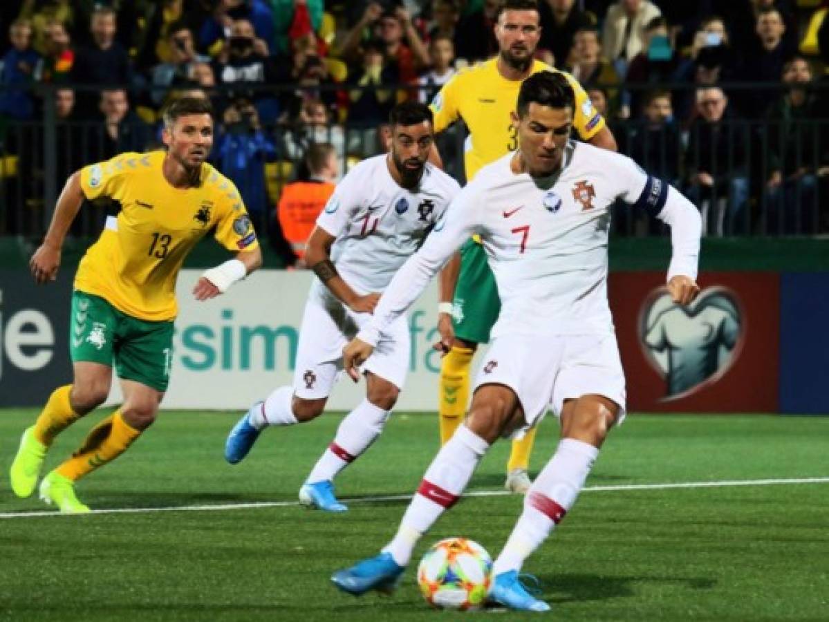 Portugal gana 5-1 en Lituania con póker de Cristiano Ronaldo