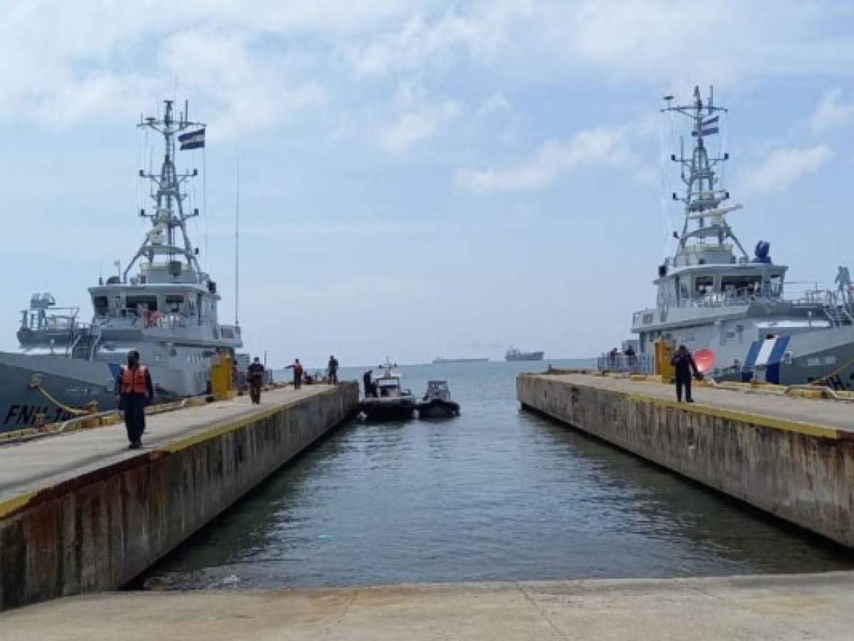 Tras explica a la prensa cómo funcionan los aparatos de navegación y de vigilancia, asegurando que por el momento todos están perfecto estado, el inspector de la Naval dio la orden de iniciar el recorrido por la bahía de Puerto Cortés. Foto: EL HERALDO.