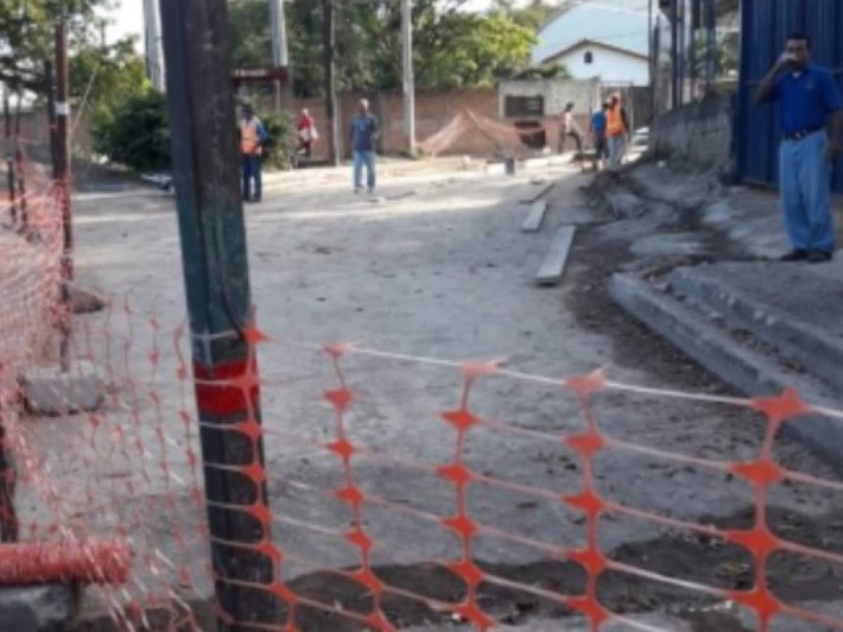 Cierran calle que conduce a la residencial Honduras por pavimentación