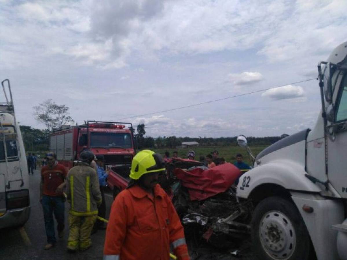 Dos personas muertas y tres heridas tras colisión vehicular en carretera a Tela
