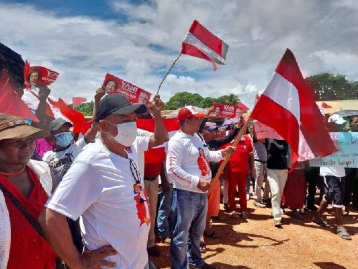 Los pobladores de La Mosquitia recibieron los restos de Echeverría Haylock en medio de lágrimas, banderas de su partido político y fotografías.