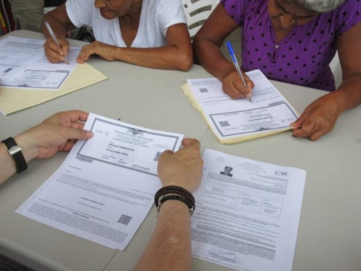 México otorga permiso de trabajo a 111 hondureños de la caravana migrante