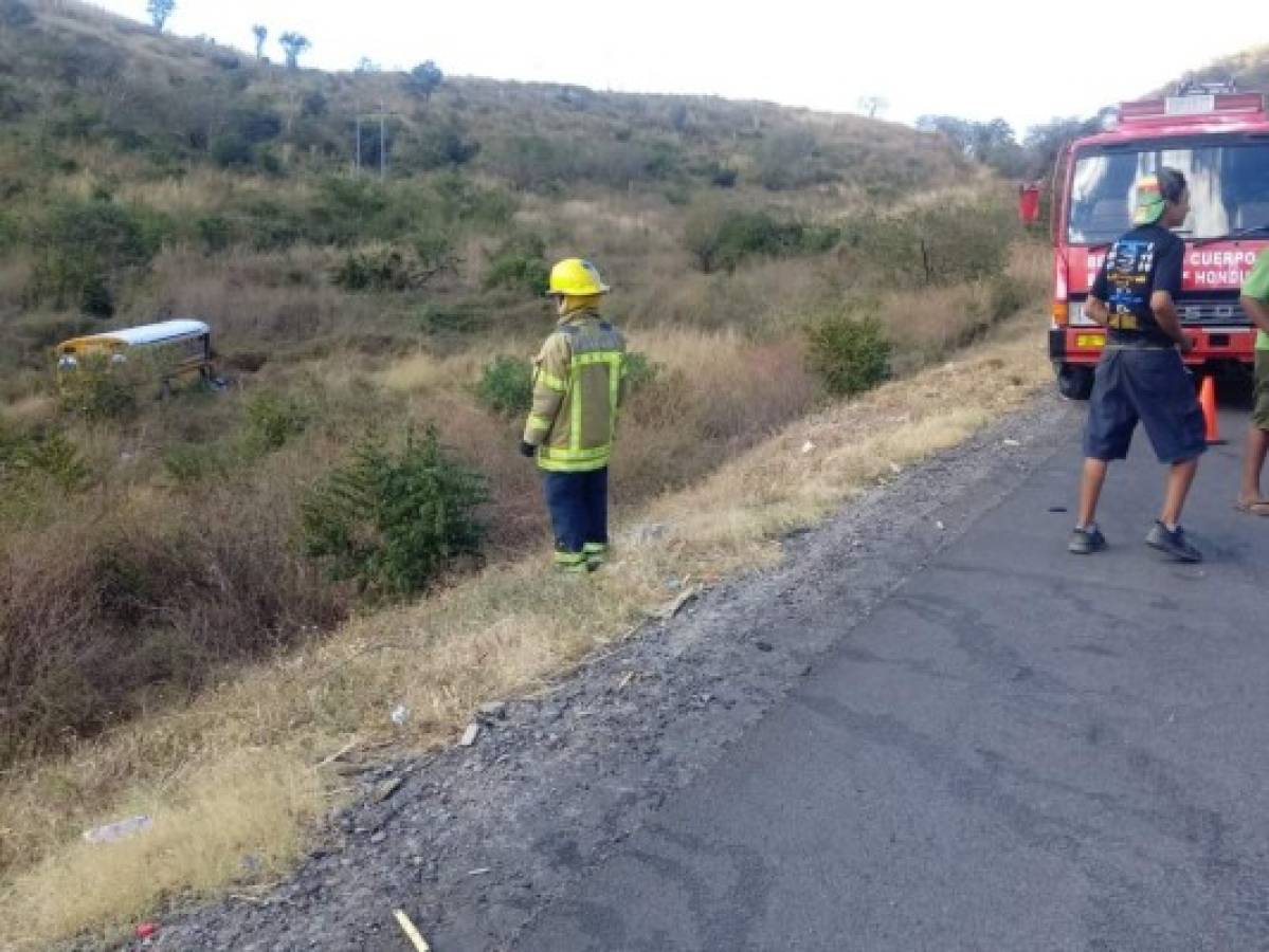 Tras colisionar el bus se salió de la vía, recorrió varios metros dentro de la maleza.