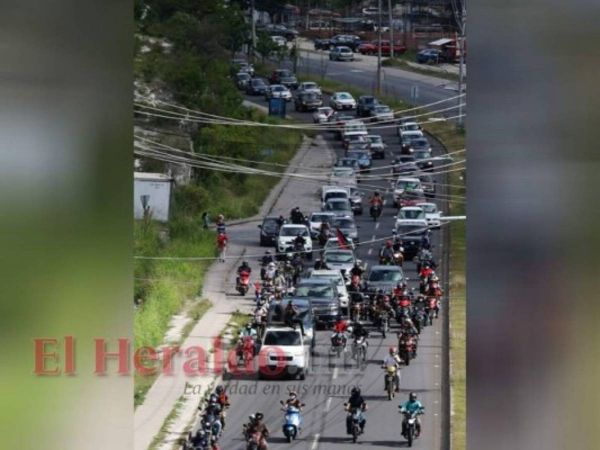 Una nutrida caravana acompañó a los familiares de David Romero hacia el cementerio. Foto: Estalin Irías/ EL HERALDO