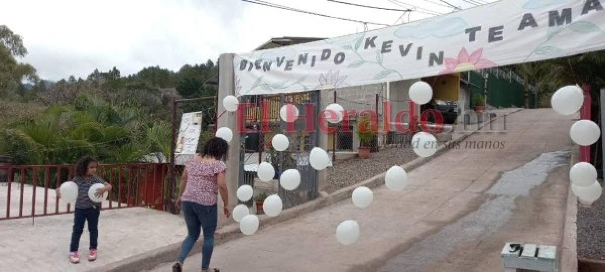 Con pancartas y globos, amigos de Kevin Solórzano lo esperan en El Chimbo (FOTOS)