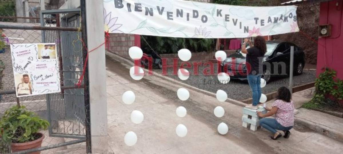 Con pancartas y globos, amigos de Kevin Solórzano lo esperan en El Chimbo (FOTOS)