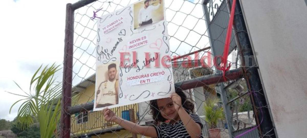 Con pancartas y globos, amigos de Kevin Solórzano lo esperan en El Chimbo (FOTOS)