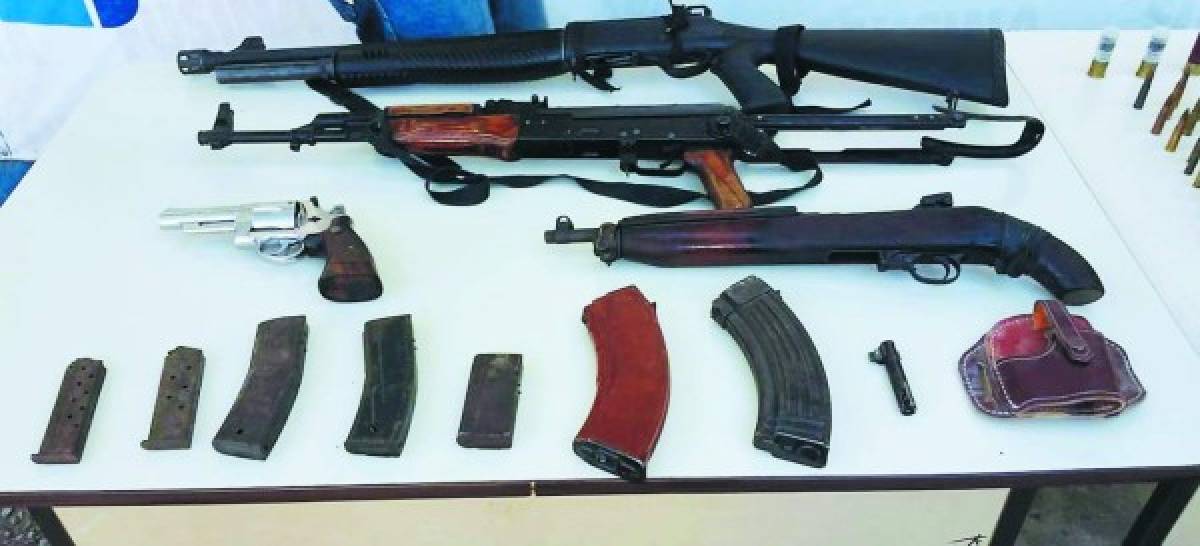 Investigan trasiego de armas en caso de policía detenido con AK-47