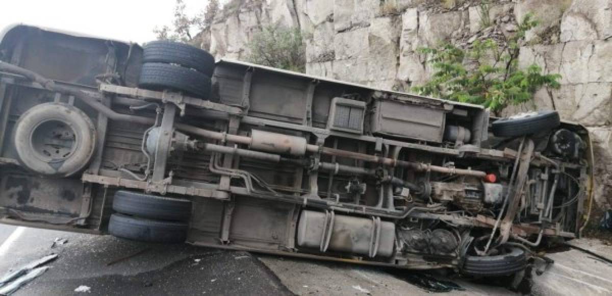 FOTOS: Así quedó la escena de accidente entre bus y camioneta en Zambrano