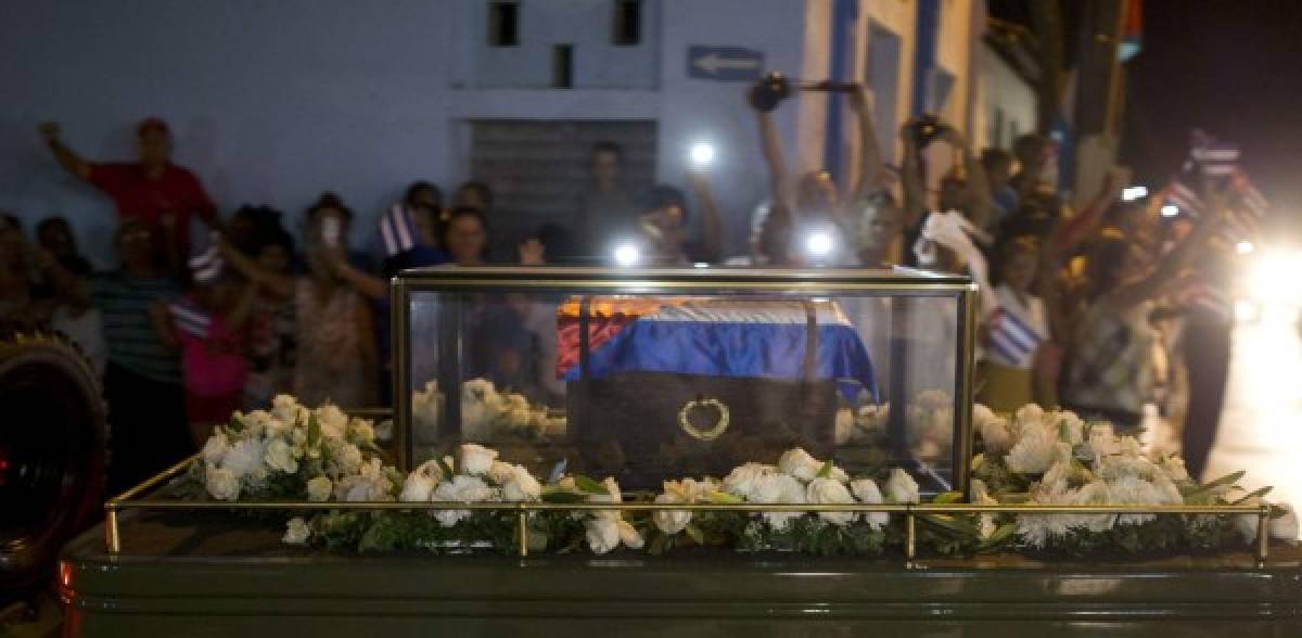 La caravana con las cenizas de Fidel Castro partió al amanecer del domingo.