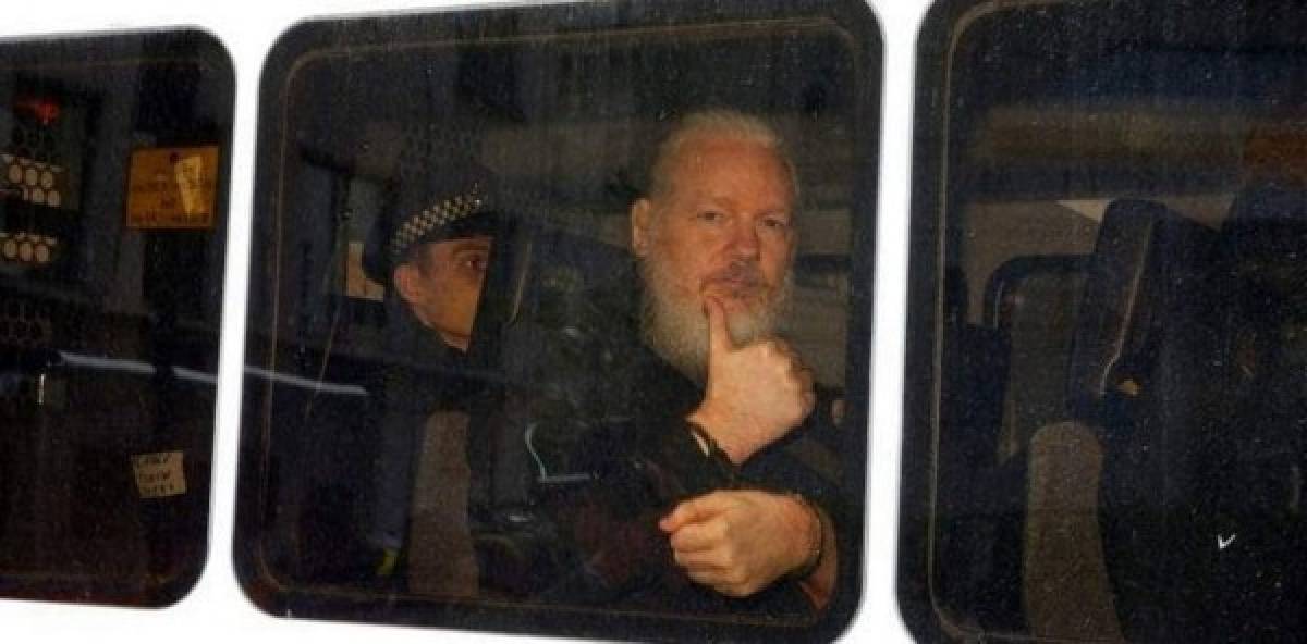 Oye voces y sufre maltrato: el calvario de Julian Assange en la cárcel