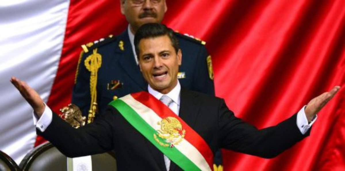 Peña Nieto recibió esta banda presidencial, con el rojo en la parte superior, tras ser investido. Foto AFP