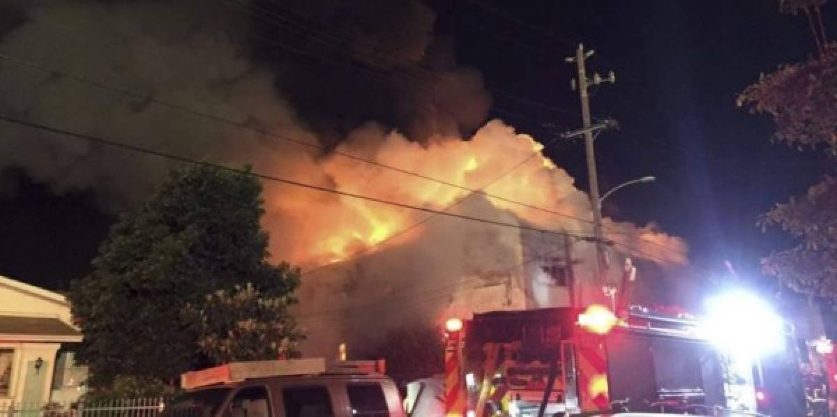 EEUU: Balance de muertos sube a 33 en incendio en Oakland, buscan más cuerpos