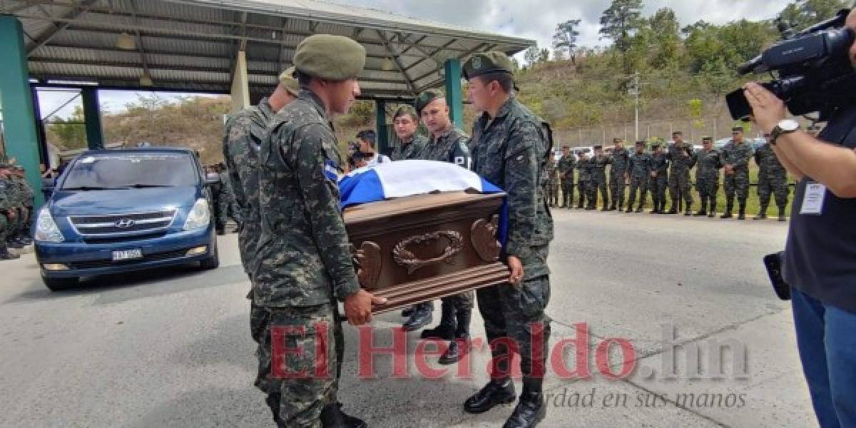 FOTOS: Con honores reciben a policías fallecidos en liberación de 'El Porky'