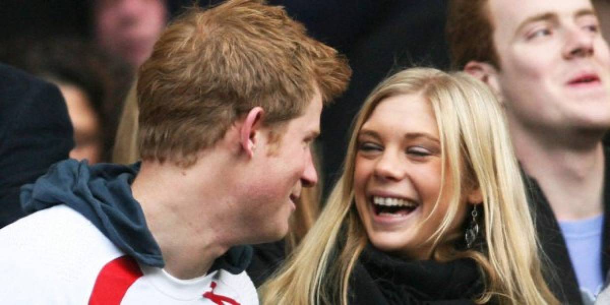 Chelsy Davy y el príncipe Harry. Foto AFP