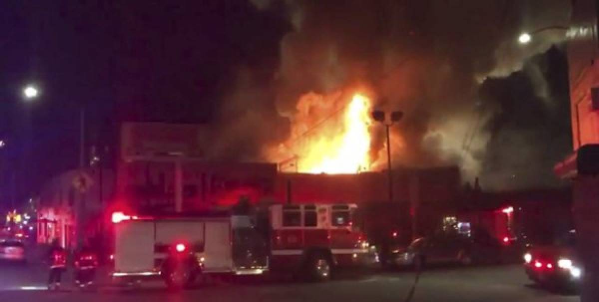 24 muertos por incendio en fiesta en almacén en California