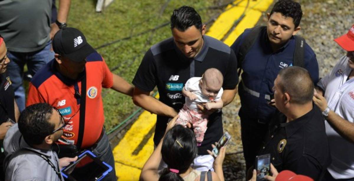 Keylor Navas, arquero de Costa Rica, es resguardado por cuatro personas en SPS