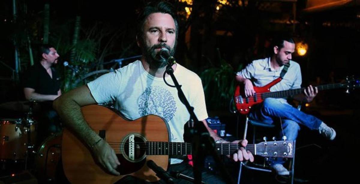 El cantante salvadoreño disfruta compartir con la gente su amor por la música desde Steady Rollin Band.