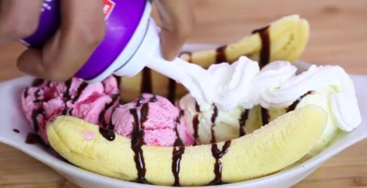 Prepara una deliciosa banana split y comparte en familia