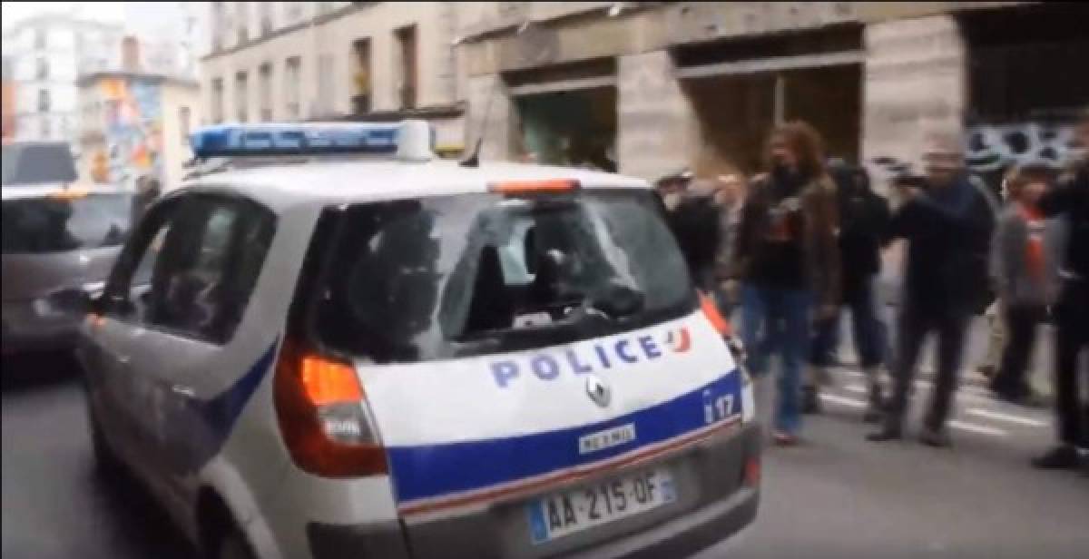 Francia: protestantes le meten fuego a patrulla con dos agentes adentro