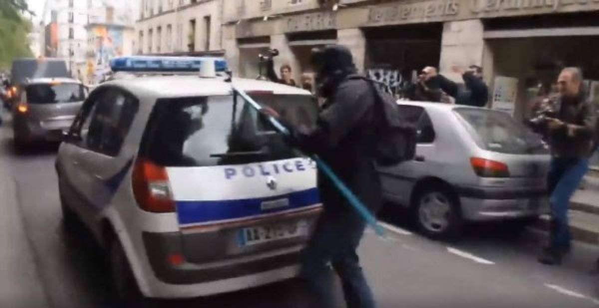 Francia: protestantes le meten fuego a patrulla con dos agentes adentro