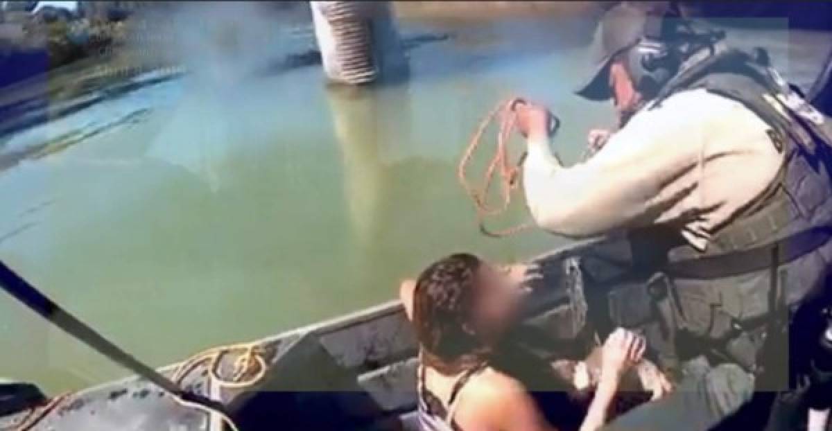 Bolsas como flotadores, la protección que usan los hondureños para cruzar el Río Bravo en EE UU