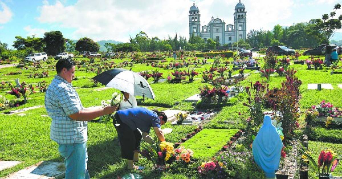 Cementerios se llenan de plegarias, flores y música