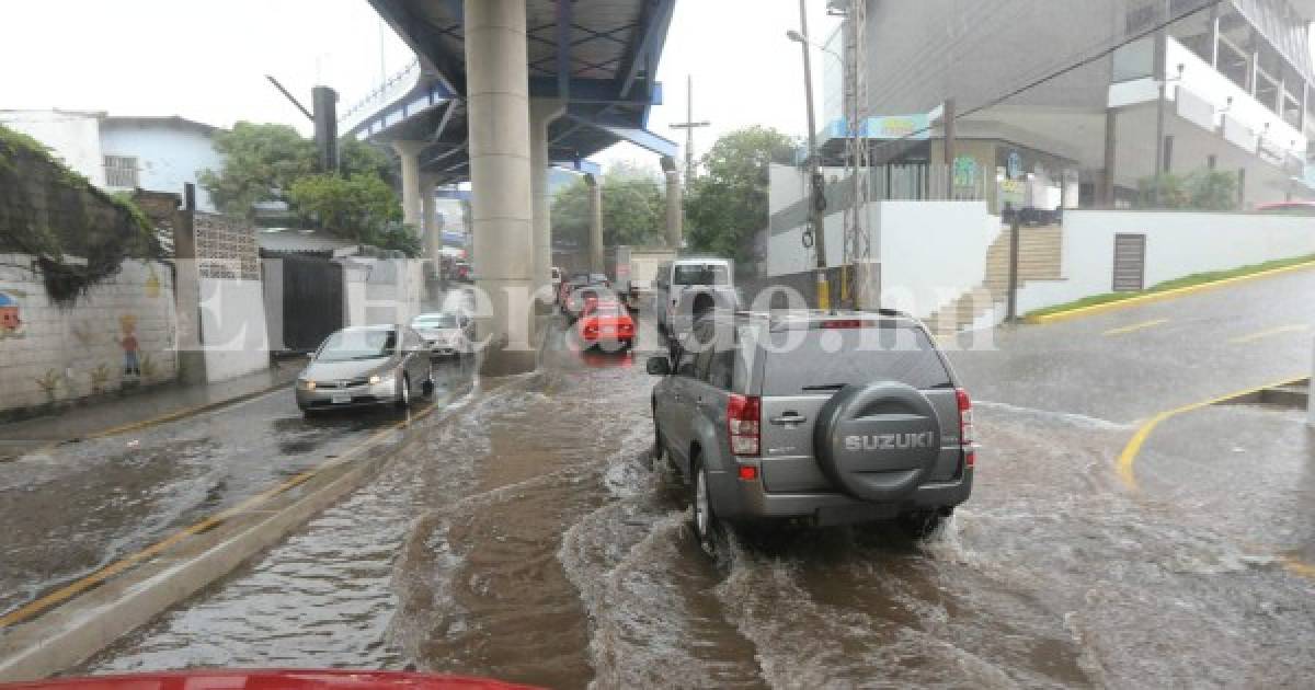 Así se inundó la capital de Honduras tras fuerte lluvia caída este domingo