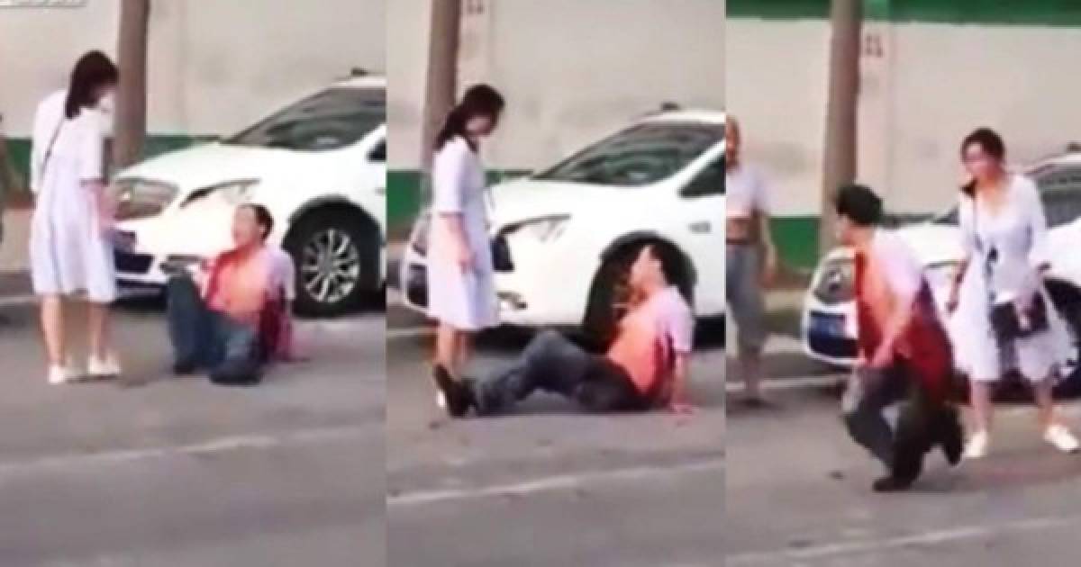 China: Enardecida mujer apuñala a su esposo en plena calle