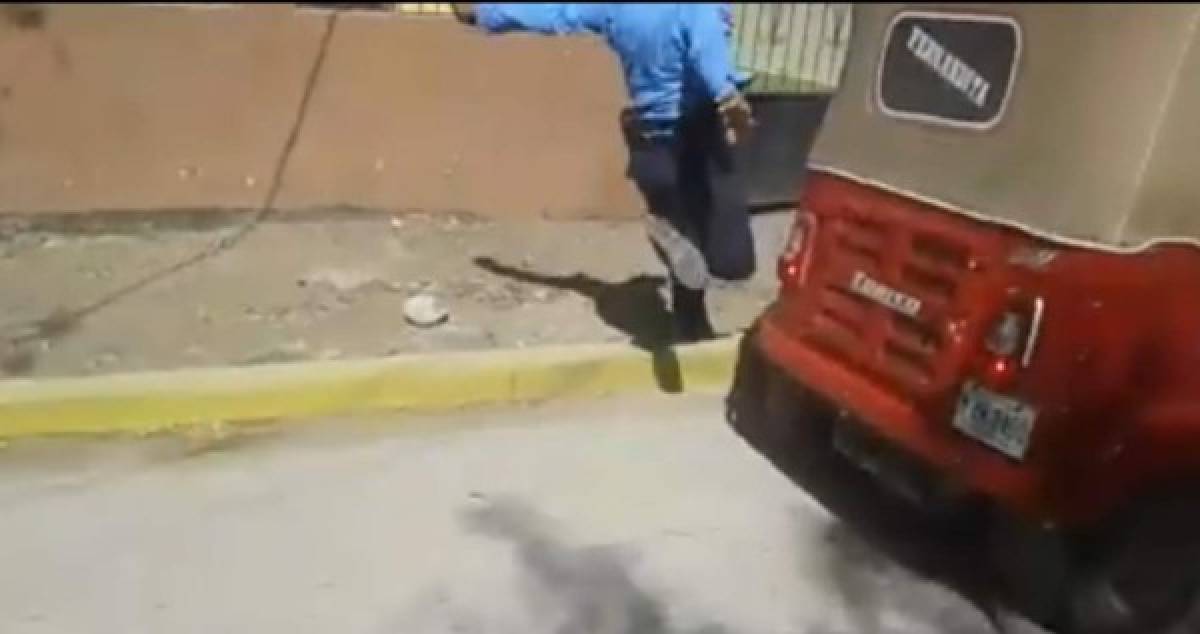 Policías hondureños propinan brutal golpiza a hombre en Nacaome