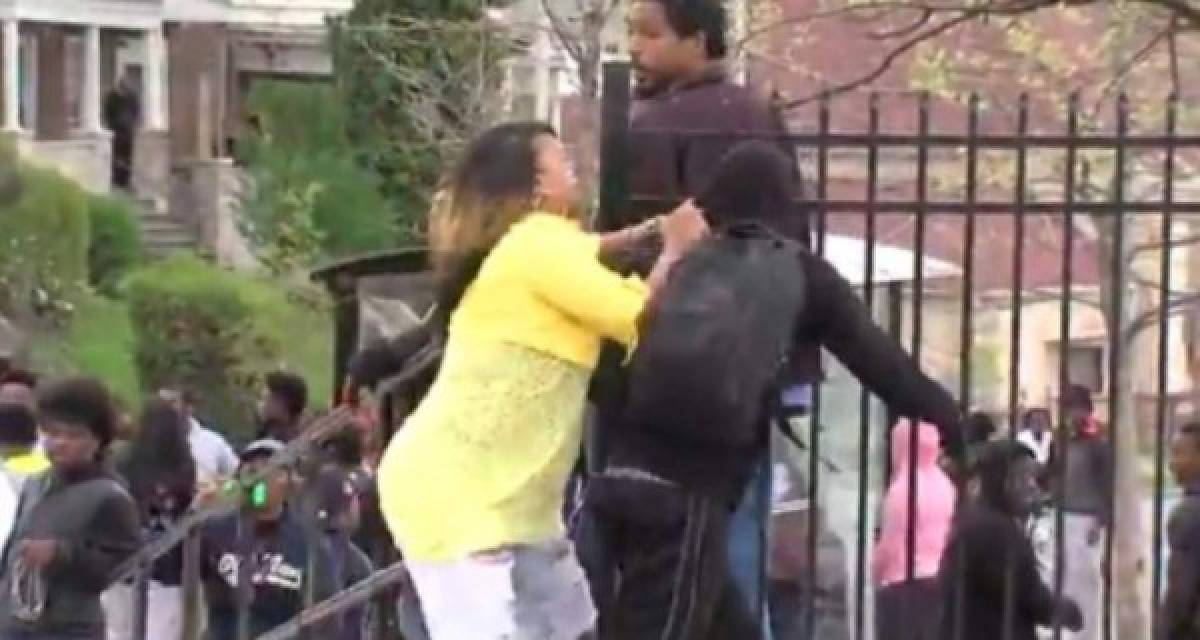 Madre abofetea a su hijo por participar en protestas de Baltimore